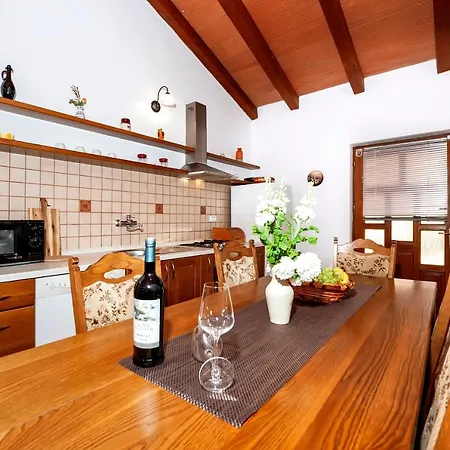 דירה House Ulika באלה