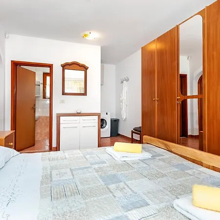 House Ulika * באלה